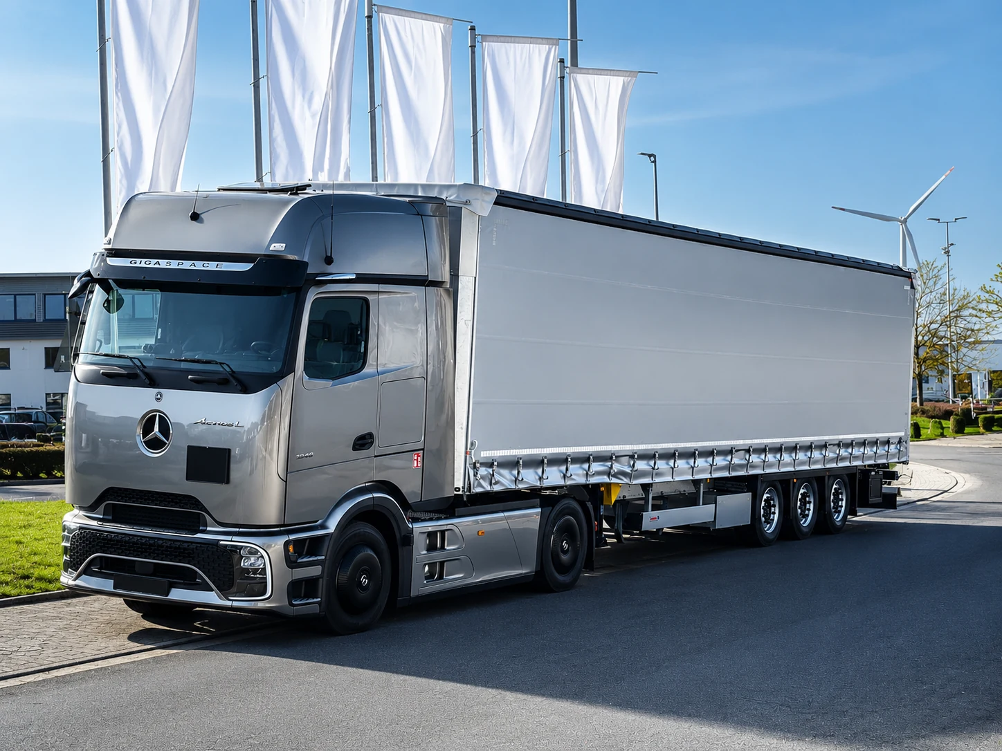 Camion COMTIL în parc industrial